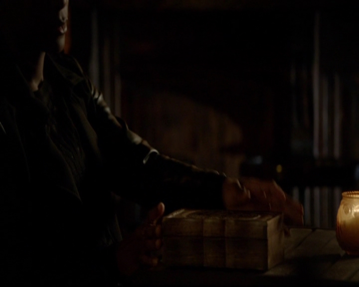 VampireDiariesWorld-dot-nl_TheOriginals_3x13HeartShapedBox1984.jpg