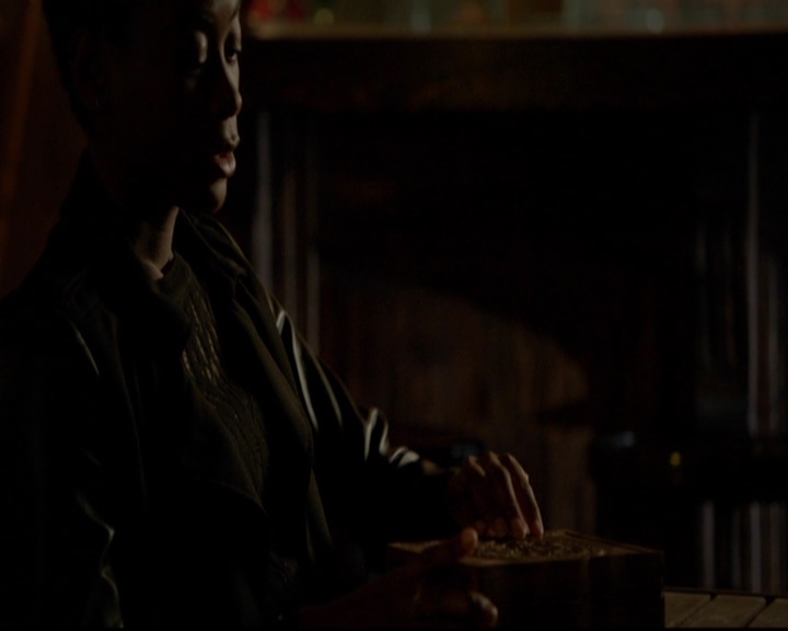 VampireDiariesWorld-dot-nl_TheOriginals_3x13HeartShapedBox1985.jpg