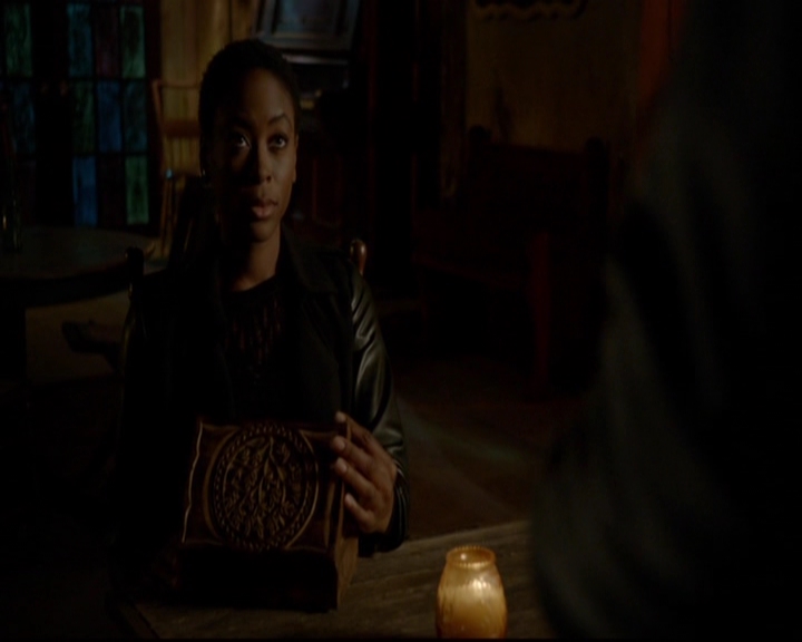 VampireDiariesWorld-dot-nl_TheOriginals_3x13HeartShapedBox1988.jpg