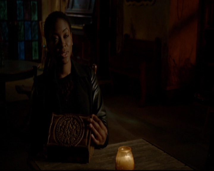 VampireDiariesWorld-dot-nl_TheOriginals_3x13HeartShapedBox1989.jpg