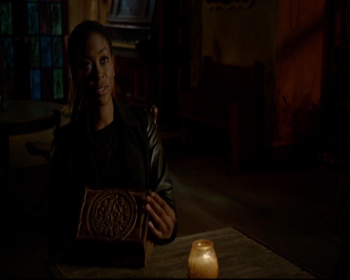 VampireDiariesWorld-dot-nl_TheOriginals_3x13HeartShapedBox1990.jpg