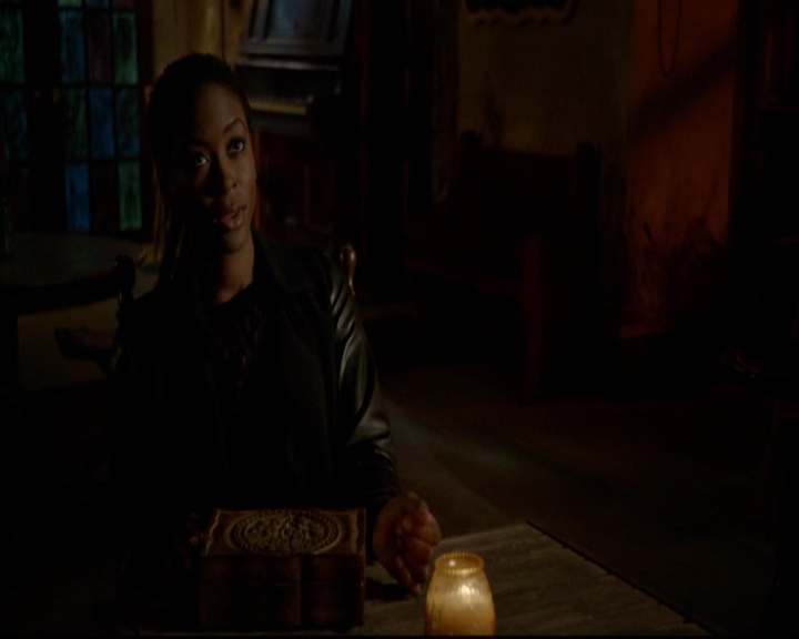 VampireDiariesWorld-dot-nl_TheOriginals_3x13HeartShapedBox1991.jpg