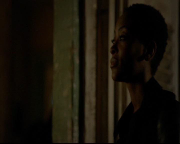 VampireDiariesWorld-dot-nl_TheOriginals_3x13HeartShapedBox2034.jpg