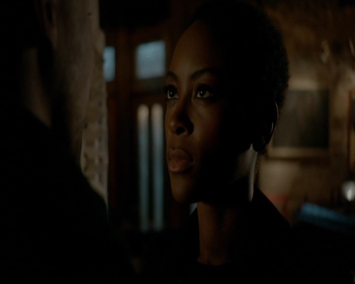 VampireDiariesWorld-dot-nl_TheOriginals_3x13HeartShapedBox2056.jpg