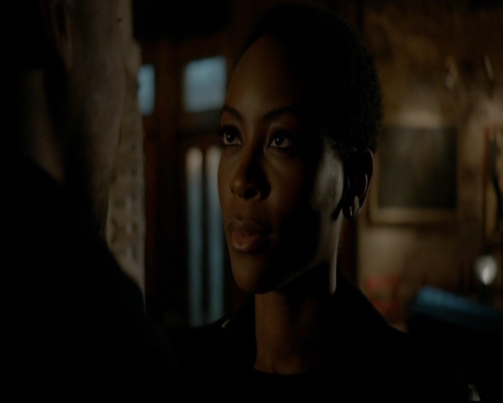 VampireDiariesWorld-dot-nl_TheOriginals_3x13HeartShapedBox2057.jpg