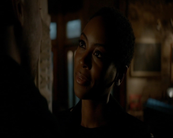 VampireDiariesWorld-dot-nl_TheOriginals_3x13HeartShapedBox2058.jpg