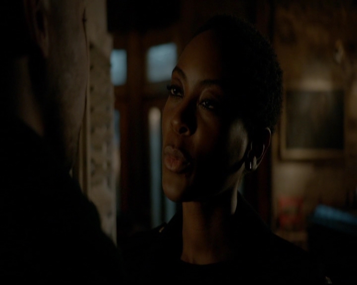 VampireDiariesWorld-dot-nl_TheOriginals_3x13HeartShapedBox2059.jpg