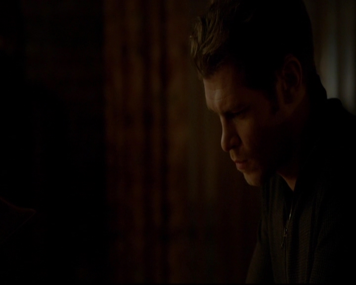 VampireDiariesWorld-dot-nl_TheOriginals_3x13HeartShapedBox2077.jpg