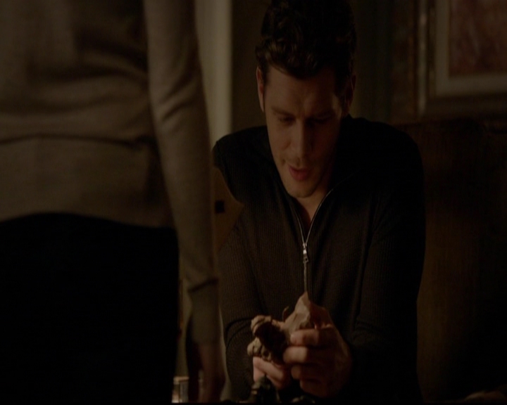 VampireDiariesWorld-dot-nl_TheOriginals_3x13HeartShapedBox2085.jpg