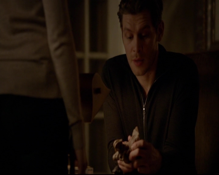 VampireDiariesWorld-dot-nl_TheOriginals_3x13HeartShapedBox2088.jpg