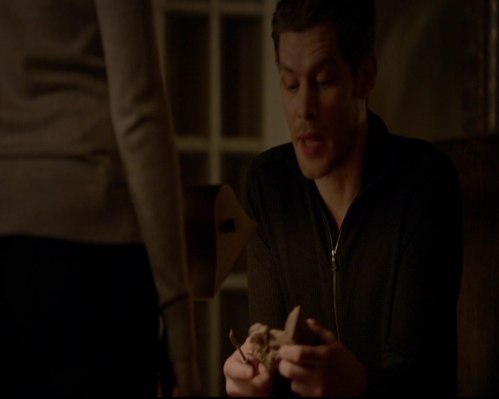 VampireDiariesWorld-dot-nl_TheOriginals_3x13HeartShapedBox2089.jpg