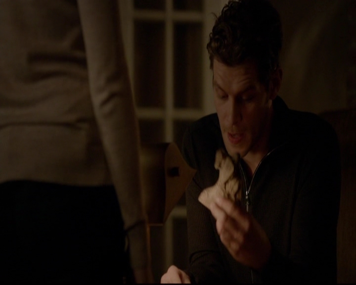 VampireDiariesWorld-dot-nl_TheOriginals_3x13HeartShapedBox2090.jpg