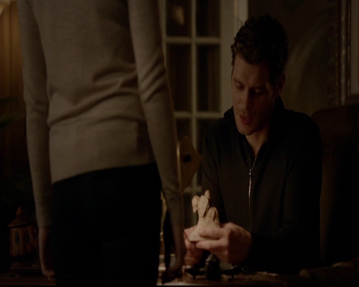 VampireDiariesWorld-dot-nl_TheOriginals_3x13HeartShapedBox2098.jpg