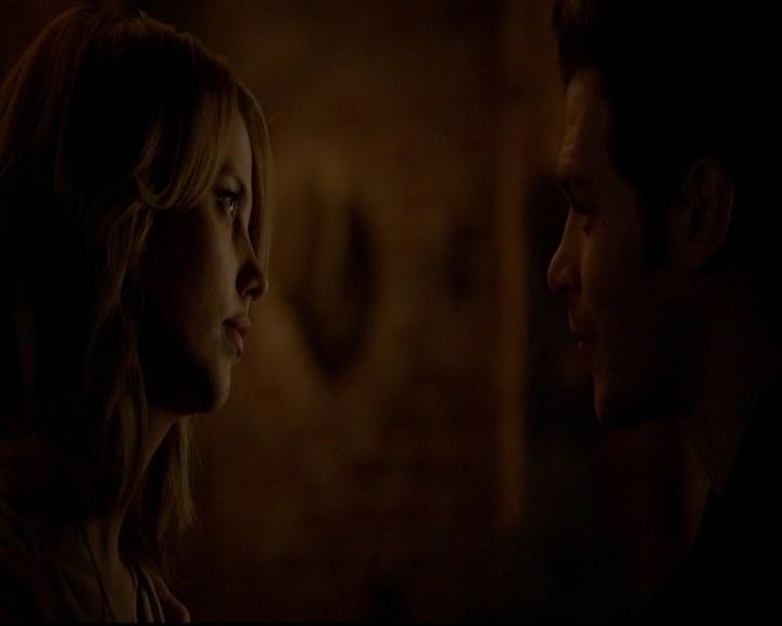 VampireDiariesWorld-dot-nl_TheOriginals_3x13HeartShapedBox2119.jpg