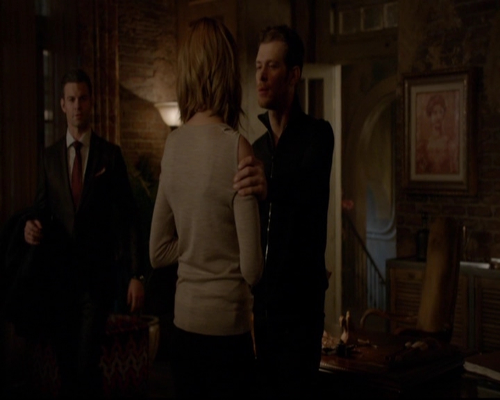 VampireDiariesWorld-dot-nl_TheOriginals_3x13HeartShapedBox2124.jpg