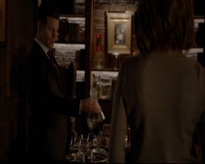 VampireDiariesWorld-dot-nl_TheOriginals_3x13HeartShapedBox2139.jpg