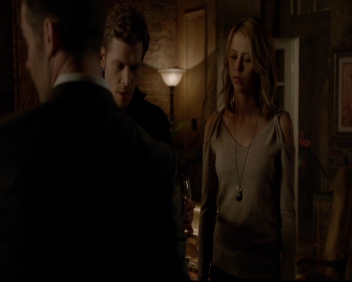 VampireDiariesWorld-dot-nl_TheOriginals_3x13HeartShapedBox2143.jpg