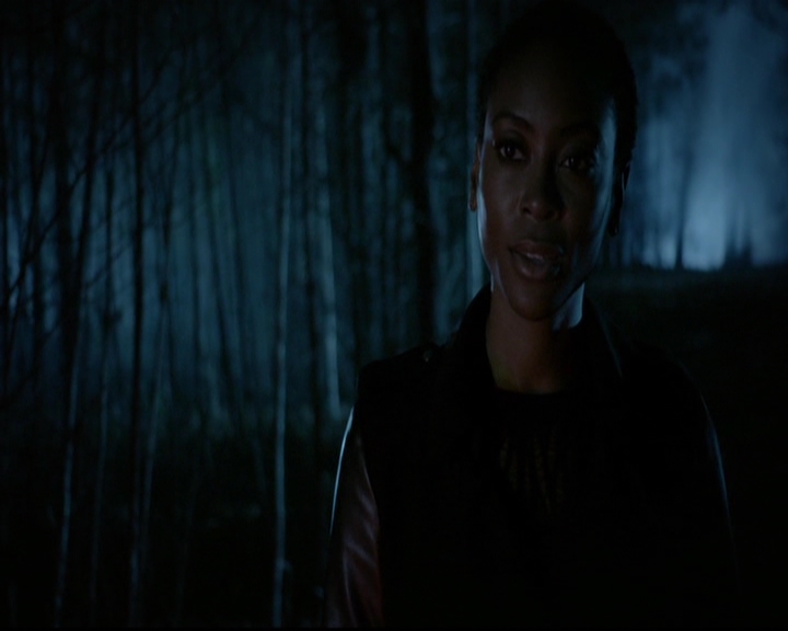 VampireDiariesWorld-dot-nl_TheOriginals_3x13HeartShapedBox2204.jpg