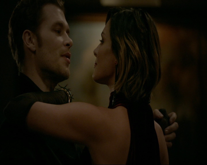 VampireDiaries-dot-nl_TheOriginals4x06BagOfCobras1387.jpg