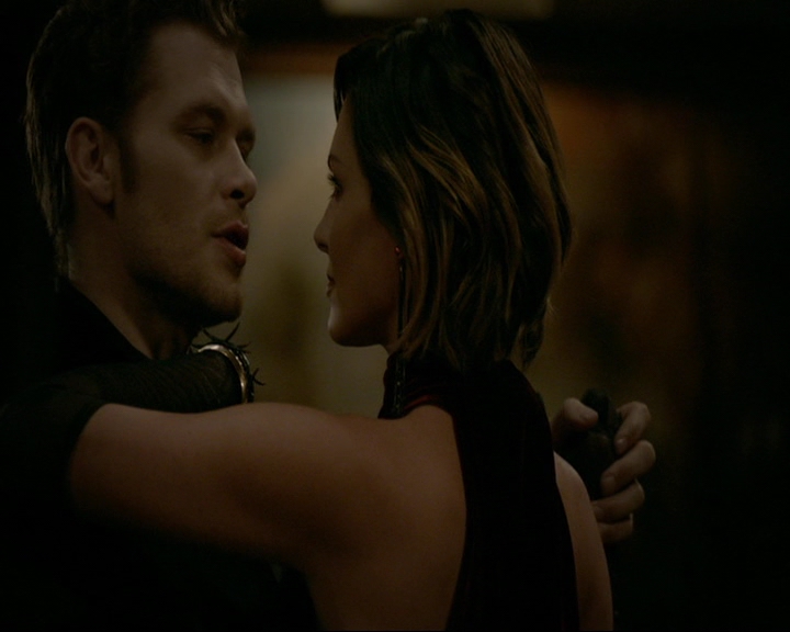 VampireDiaries-dot-nl_TheOriginals4x06BagOfCobras1389.jpg