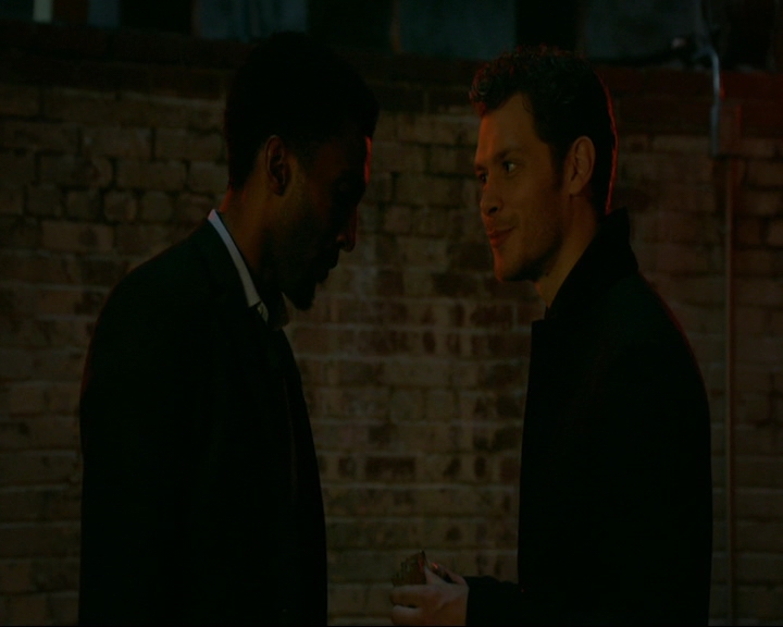 VampireDiaries-dot-nl_TheOriginals4x06BagOfCobras1771.jpg