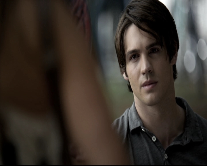 VampireDiariesWorld-dot-nl_6x02YellowLedbetter0303.jpg