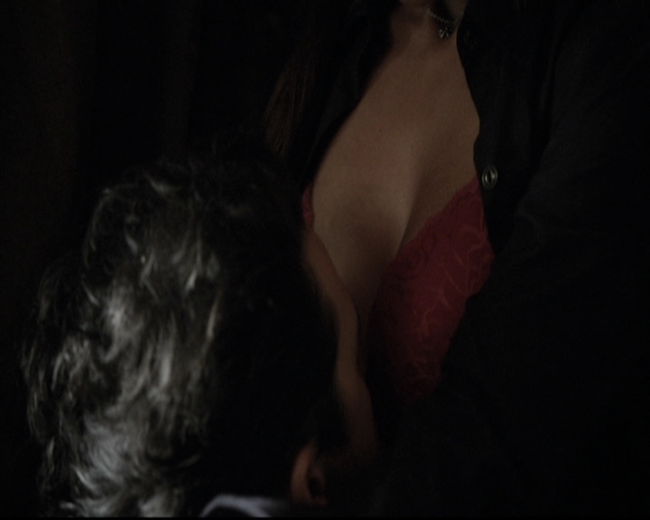 VampireDiariesWorld-dot-nl_6x02YellowLedbetter0360.jpg