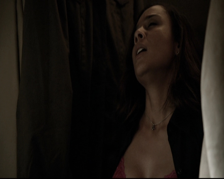 VampireDiariesWorld-dot-nl_6x02YellowLedbetter0361.jpg