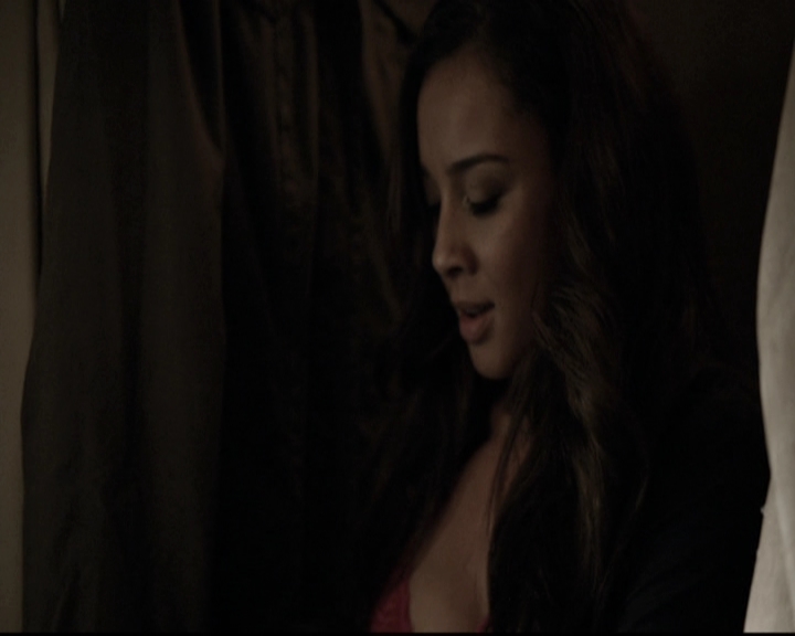VampireDiariesWorld-dot-nl_6x02YellowLedbetter0363.jpg