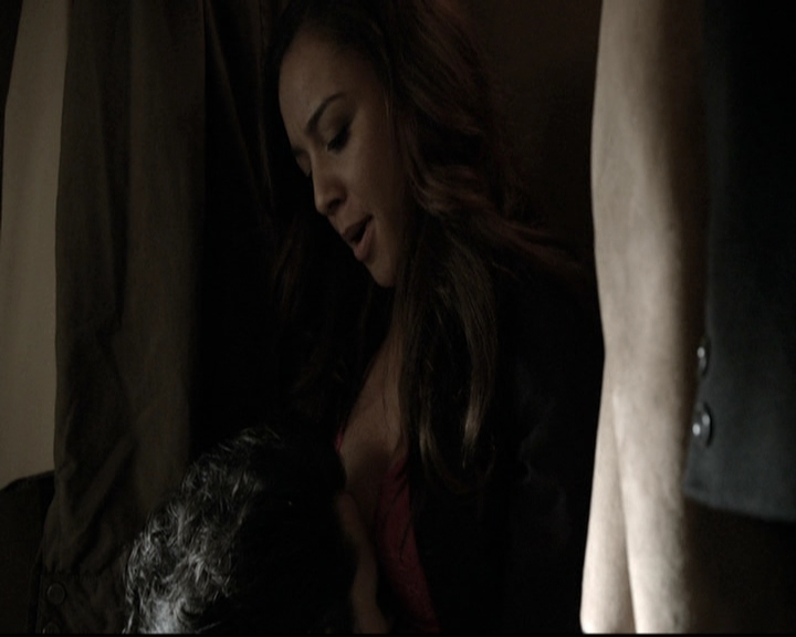 VampireDiariesWorld-dot-nl_6x02YellowLedbetter0370.jpg