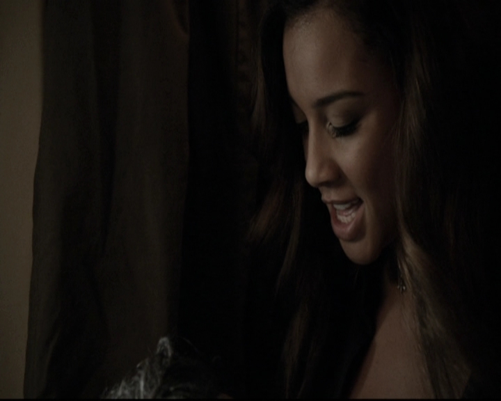 VampireDiariesWorld-dot-nl_6x02YellowLedbetter0377.jpg