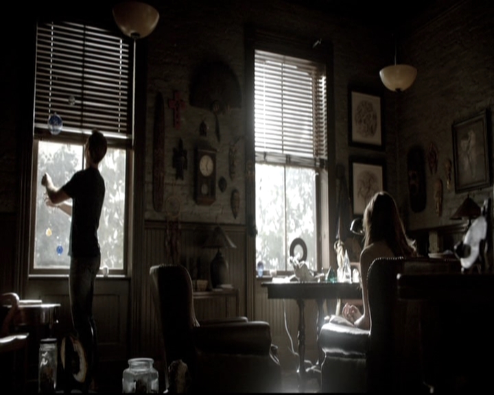 VampireDiariesWorld-dot-nl_6x02YellowLedbetter0402.jpg
