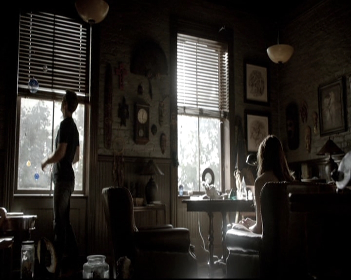 VampireDiariesWorld-dot-nl_6x02YellowLedbetter0403.jpg