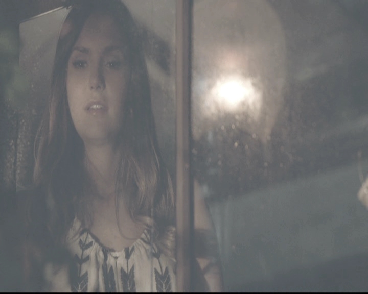 VampireDiariesWorld-dot-nl_6x02YellowLedbetter1214.jpg