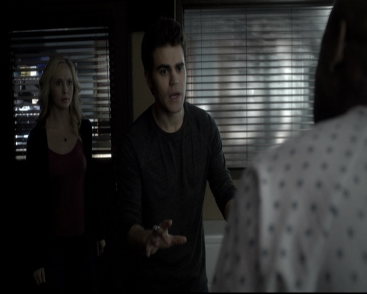 VampireDiariesWorld-dot-nl_6x12PrayerForTheDying0693.jpg