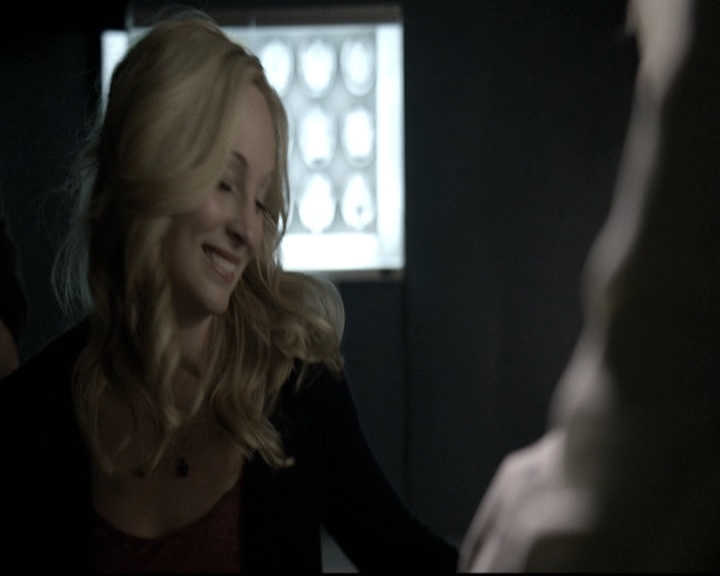 VampireDiariesWorld-dot-nl_6x12PrayerForTheDying2050.jpg