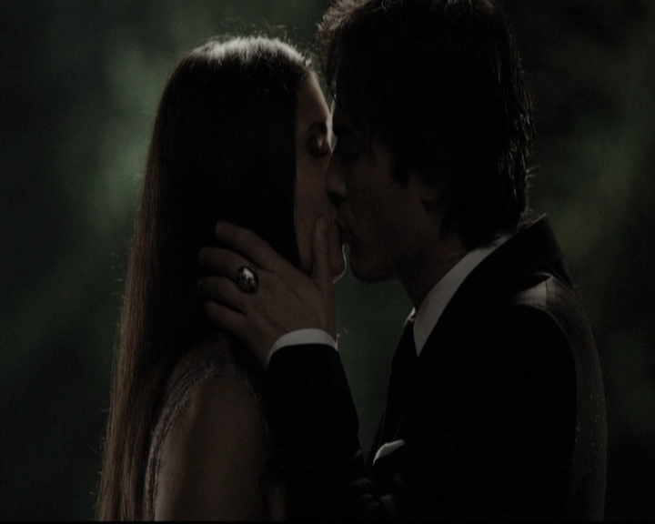 VampireDiariesWorld-dot-nl_6x22ImThinkingOfYouAllTheWhile0025.jpg