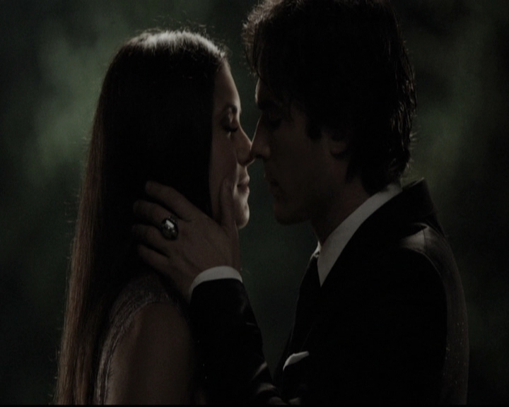 VampireDiariesWorld-dot-nl_6x22ImThinkingOfYouAllTheWhile0026.jpg