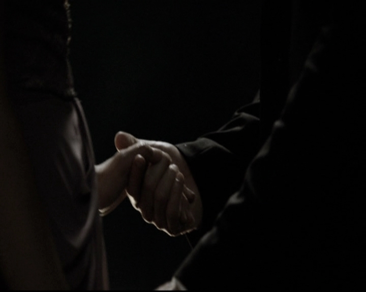 VampireDiariesWorld-dot-nl_6x22ImThinkingOfYouAllTheWhile2056.jpg