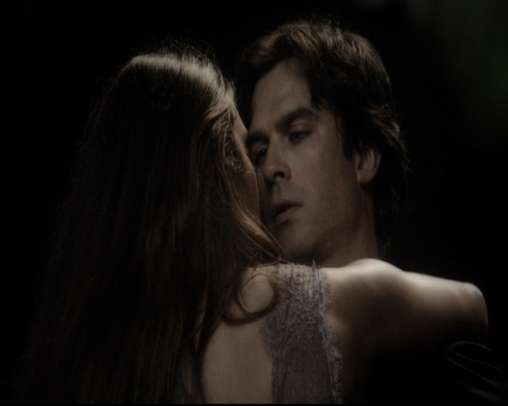 VampireDiariesWorld-dot-nl_6x22ImThinkingOfYouAllTheWhile2143.jpg