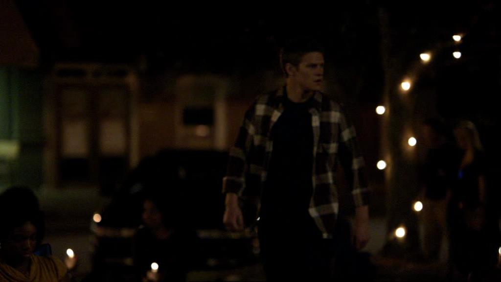 VampireDiariesWorld_dot_org-1x02TheNightOfTheComet01650.jpg