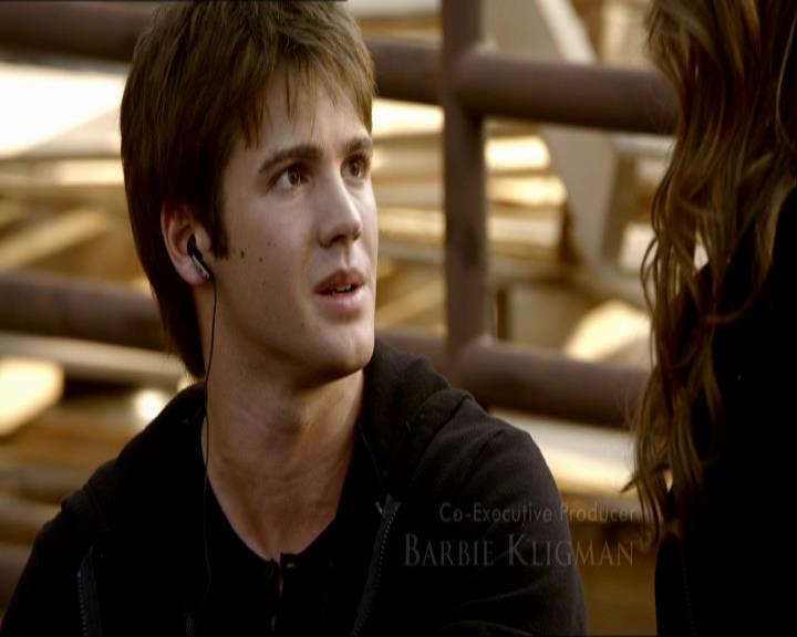 VampireDiariesWorld_dot_org-1x03FridayNightBites0207.jpg