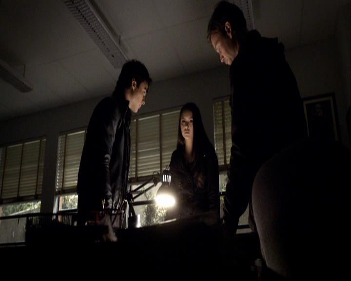 VampireDiariesWorld_dot_org-117LetTheRightOneIn0949.jpg