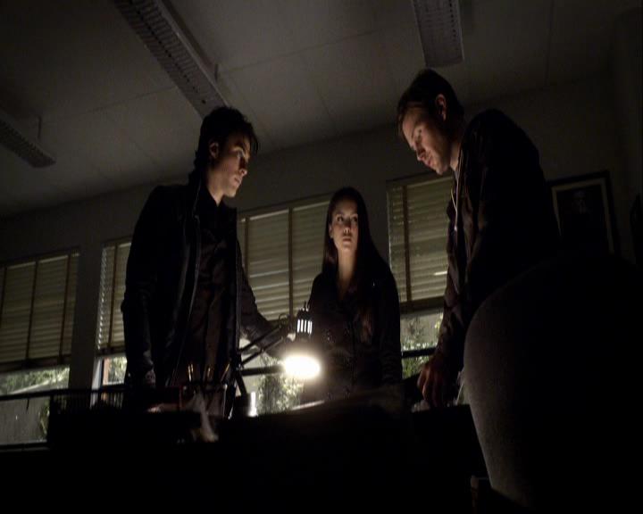 VampireDiariesWorld_dot_org-117LetTheRightOneIn0950.jpg