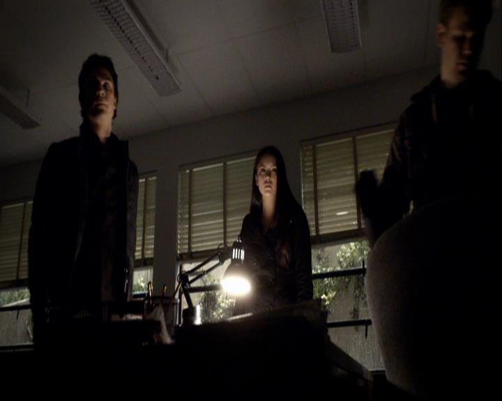 VampireDiariesWorld_dot_org-117LetTheRightOneIn0951.jpg