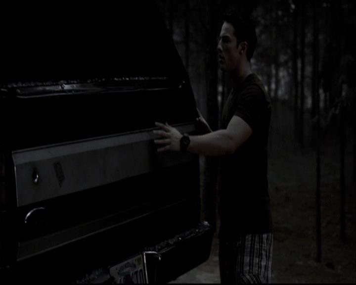 VampireDiariesWorld-dot-org_2x03BadMoonRising1988.jpg