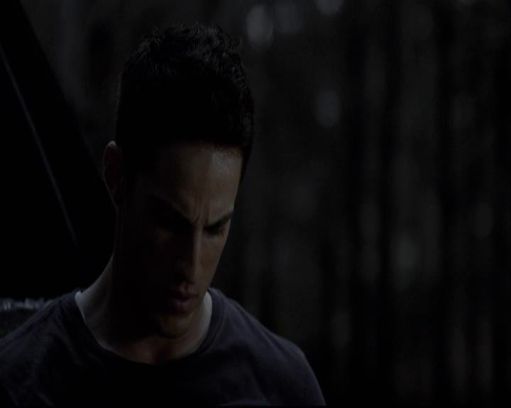 VampireDiariesWorld-dot-org_2x03BadMoonRising2000.jpg