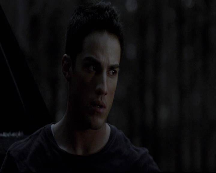 VampireDiariesWorld-dot-org_2x03BadMoonRising2002.jpg