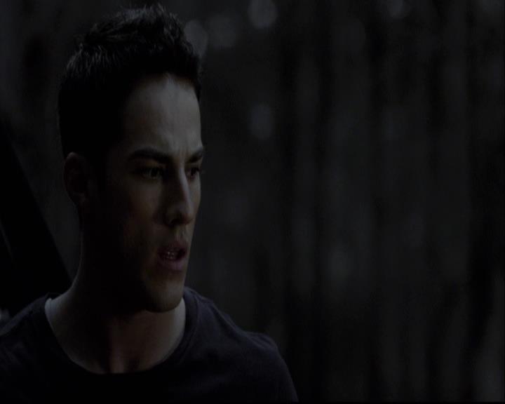 VampireDiariesWorld-dot-org_2x03BadMoonRising2006.jpg