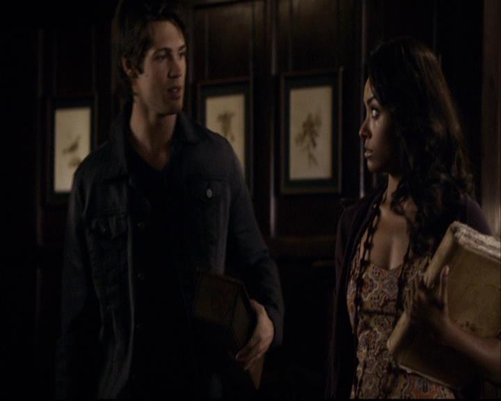 VampireDiariesWorld-dot-org_2x07Masquerade0245.jpg